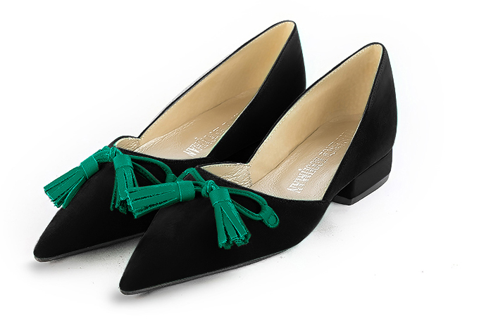 Matt black and emerald green women's dress pumps, with a knot on the front. Pointed toe. Flat block heels. Front view - Florence KOOIJMAN